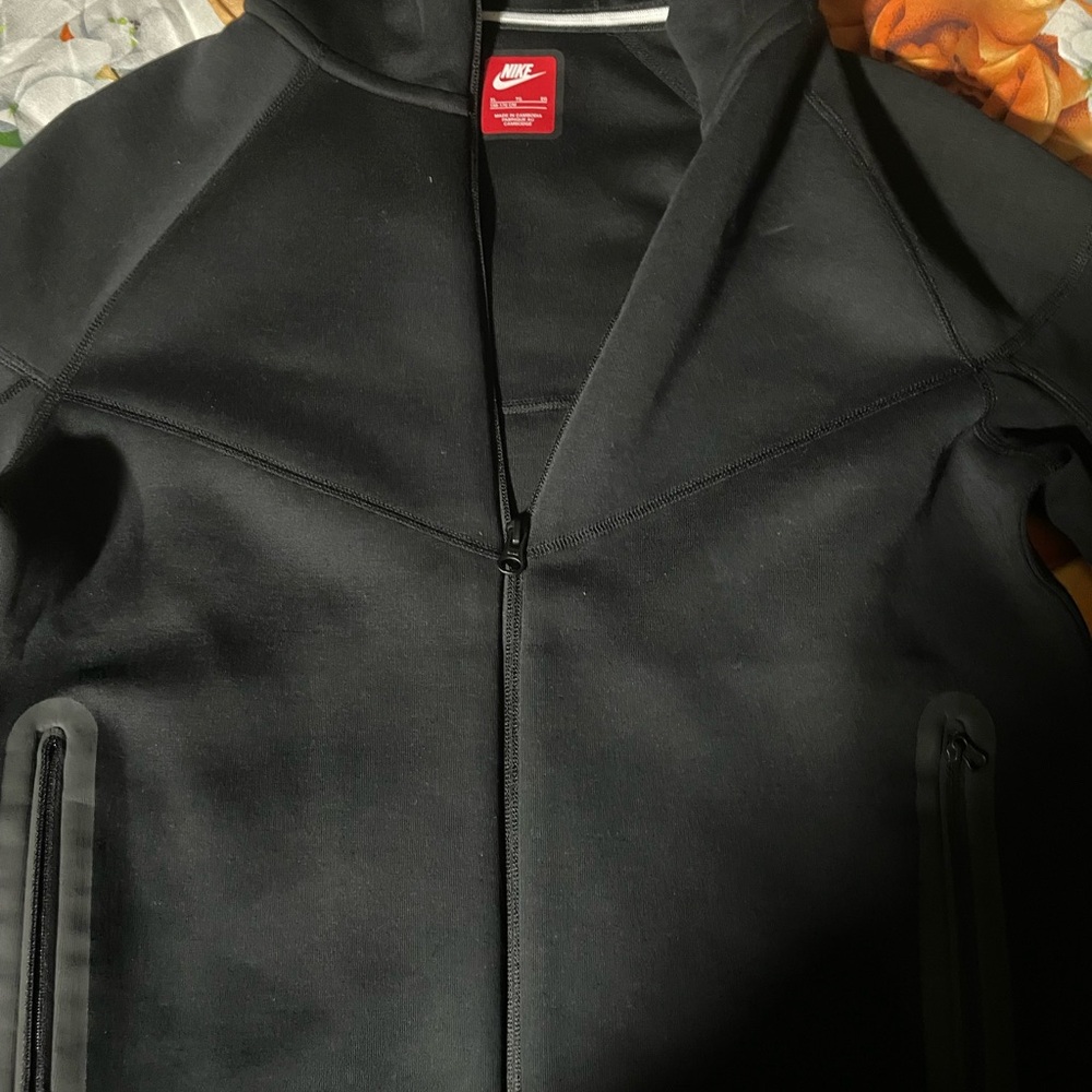 Nike Tech Fleece Boys XL - Picture 3 of 6